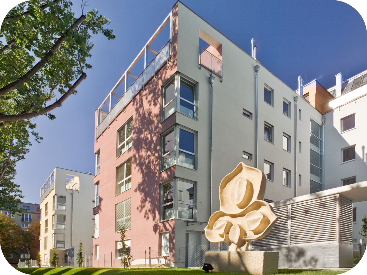 kontakt und akademie haupteingang mit Orchideenfigur